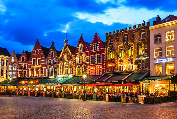 market square, bruges - flanders bruges dusk building exterior photos et images de collection