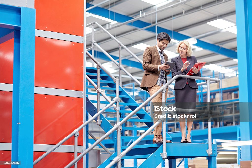 Geschäftsleute in Fabrik, Arbeiten auf tablet PC - Lizenzfrei Tablet PC Stock-Foto