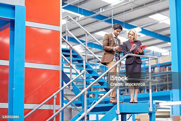 Geschäftsleute In Fabrik Arbeiten Auf Tablet Pc Stockfoto und mehr Bilder von Tablet PC - Tablet PC, Fabrik, Globale Kommunikation