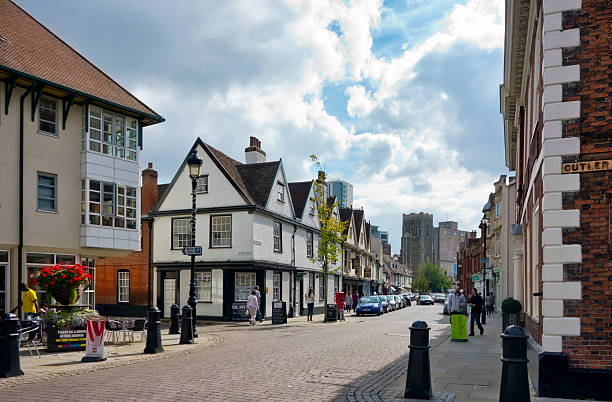 alte straßen von ipswich, suffolk - paving stone cobblestone road old stock-fotos und bilder