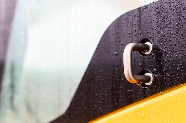 gancho en la puerta del coche para vehículo - regenwetter fotografías e imágenes de stock