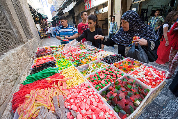 kupując cukierki w jerozolimie - spice market israel israeli culture zdjęcia i obrazy z banku zdjęć