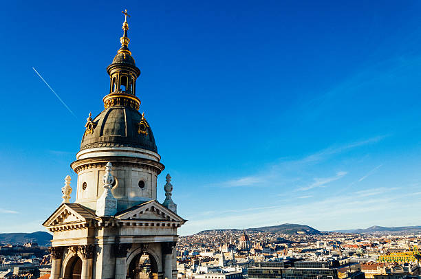 панорамным видом на будапешт - royal palace of buda фотографии стоковые фото и изображения