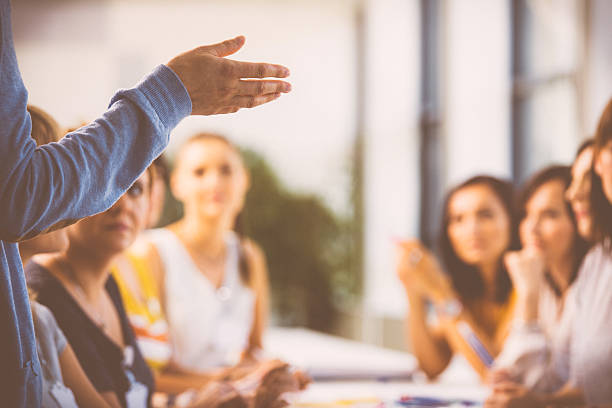 seminarium dla kobiet - defocused business women occupation zdjęcia i obrazy z banku zdjęć