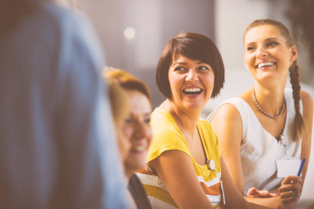 mulheres rindo no seminário - business conference meeting teamwork - fotografias e filmes do acervo