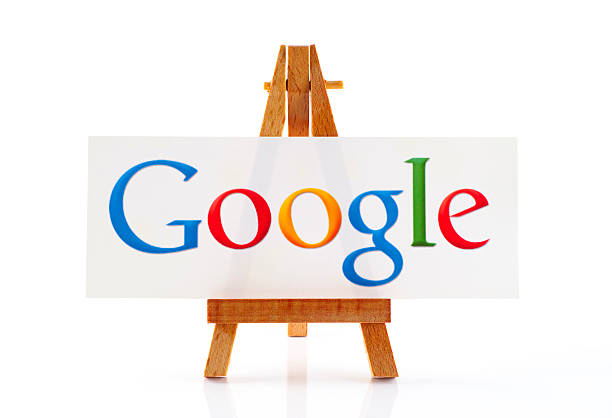cavalletto in legno con parola google - google foto e immagini stock