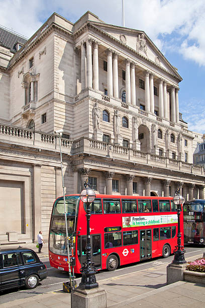 banque d'angleterre. de londres - currency exchange global finance currency european union currency photos et images de collection