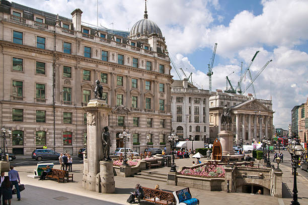 banque d'angleterre. square et de la station de métro. de londres - market wealth famous place travel destinations photos et images de collection