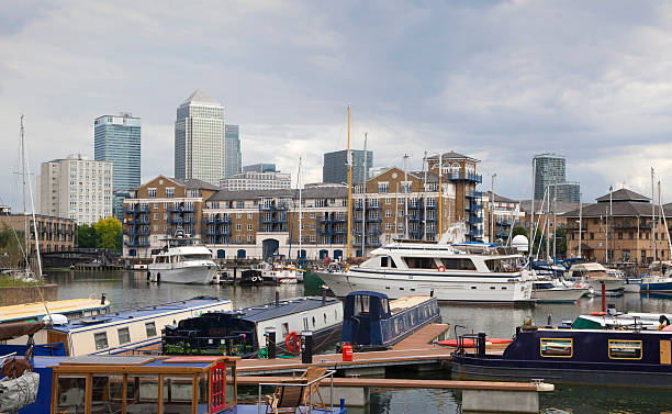 yachts et de bateaux, limehouse basin, london - british coin british currency home finances ideas photos et images de collection