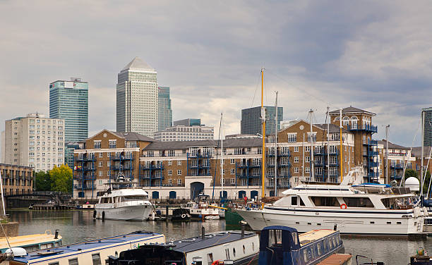 yachts et de bateaux, limehouse basin, london - british coin british currency home finances ideas photos et images de collection