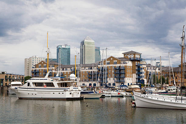 yachts et de bateaux, limehouse basin, london - british coin british currency home finances ideas photos et images de collection