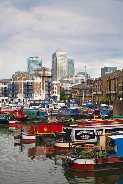 yachts et de bateaux, limehouse basin, london - british coin british currency home finances ideas photos et images de collection