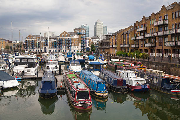 yachts et de bateaux, limehouse basin, london - british coin british currency home finances ideas photos et images de collection