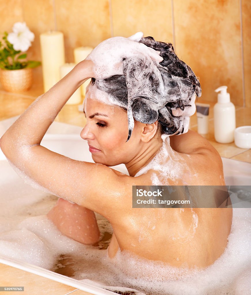 Тетка моется. Волосы в ванной. Ванная в волосах. Пенные ванны для волос. Девушка моет волосы в ванной.