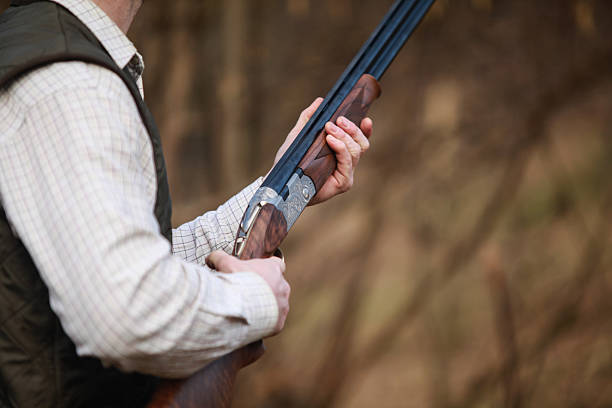 tiro de pichón - skeet shooting shooting clay target shooting fotografías e imágenes de stock