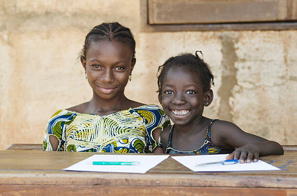 deux-africain enfants souriant étudiant dans une école de l'environnement - african descent africa african culture classroom photos et images de collection