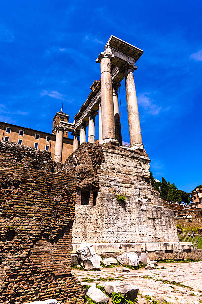 tempio di saturno - caesar emperor rome stone foto e immagini stock