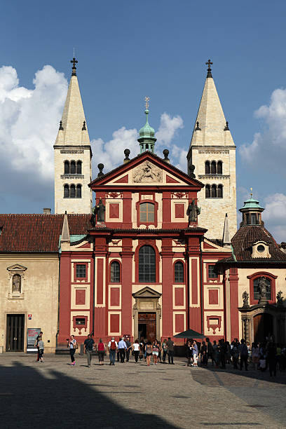 セントジョージ聖堂は、プラハ城 - tourist day prague crowd ストックフォトと画像