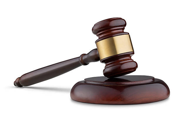 деревянный молоток судьи - gavel auction judgement legal system стоковые фото и изображения