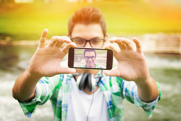 Young hipster hombre tomando un autorretrato - foto de stock