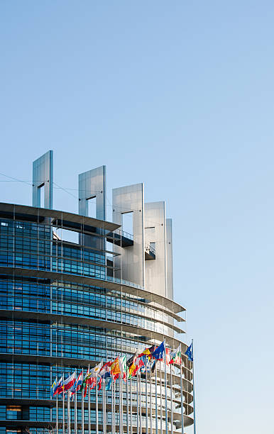 欧州議会の正面玄関にすべての欧州欧州連合の国 fl - flag greece european union flag coat of arms ストックフォトと画像