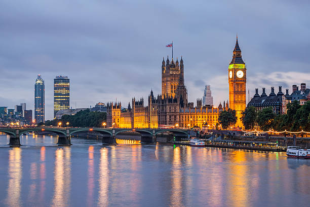 big ben e il ponte di westminster al crepuscolo, londra, regno unito - houses of parliament london london england skyline thames river foto e immagini stock