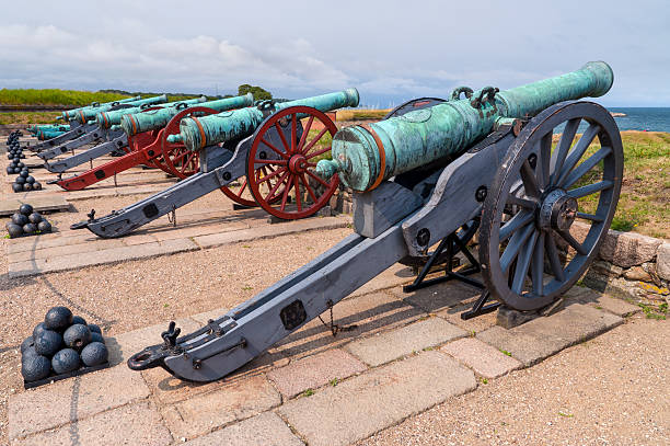 vieille bataille canons - kronborg castle photos et images de collection