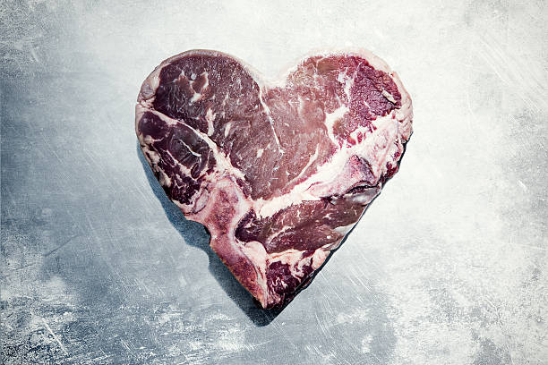 carne corazón de san valentín - meat raw beef love fotografías e imágenes de stock