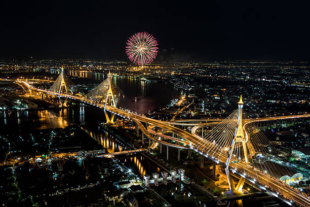 bhumibol ponte com fogos de artifício em bangkok - bridge bangkok suspension bridge river - fotografias e filmes do acervo