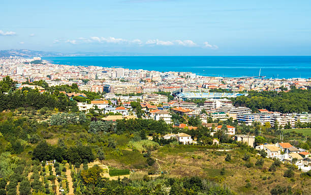 stadtansicht von pescara in italien - pescara stock-fotos und bilder