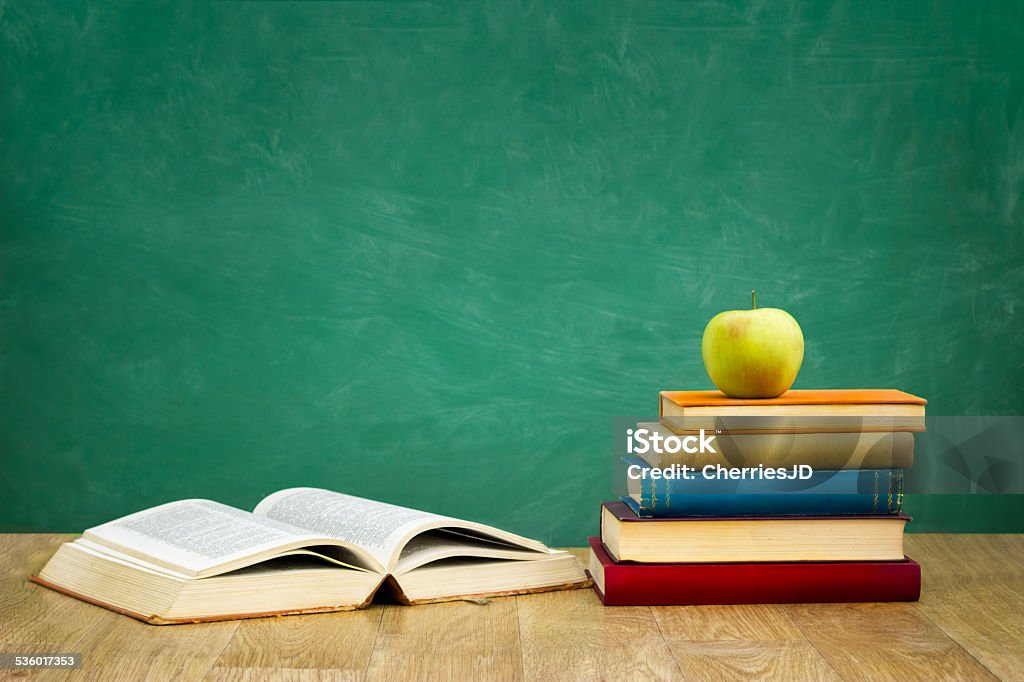 Pila de libros con un libro abierto - Foto de stock de Pizarra - Medios visuales libre de derechos