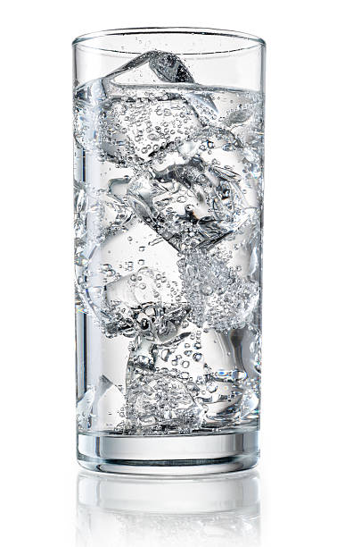 glas mineralwasser mit eis.   mit clipping path - icewater stock-fotos und bilder