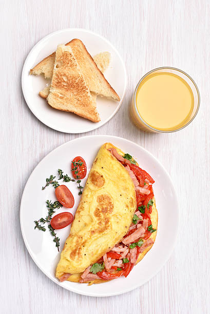 omelet con verduras y jamón - omelet bacon tomato fruit fotografías e imágenes de stock