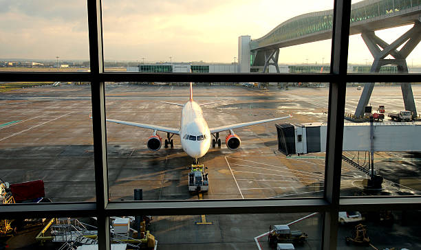 passeggero aereo in appena rifornita - passenger boarding bridge foto e immagini stock