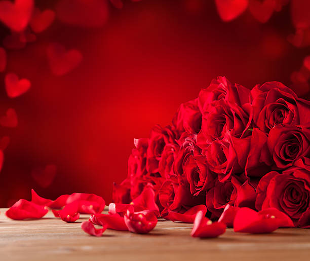 istock Bouquet of roses on wooden table 536036321