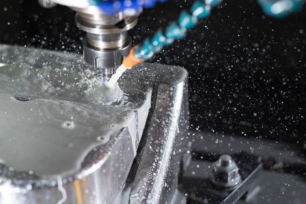 cnc 、機械加工センターミーリング金属成形を作ります。 - industry machining equipment spraying ストックフォトと画像