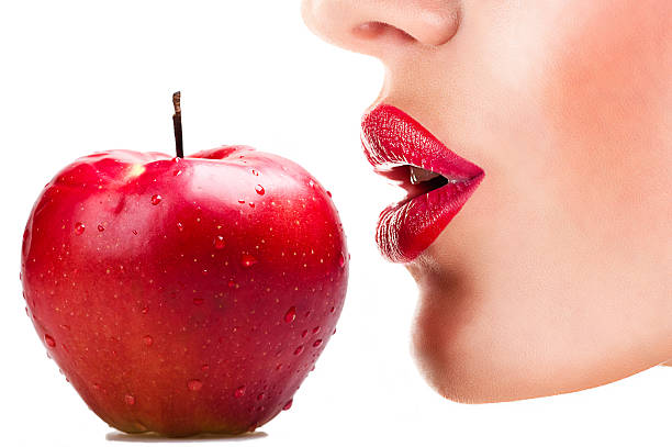 sexy kobieta jedzenie czerwone jabłko, zmysłowy czerwone usta - sexy lips zdjęcia i obrazy z banku zdjęć