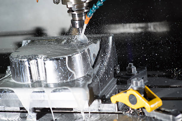 cnc 、機械加工センターミーリング金属成形を作ります。 - industry machining equipment spraying ストックフォトと画像