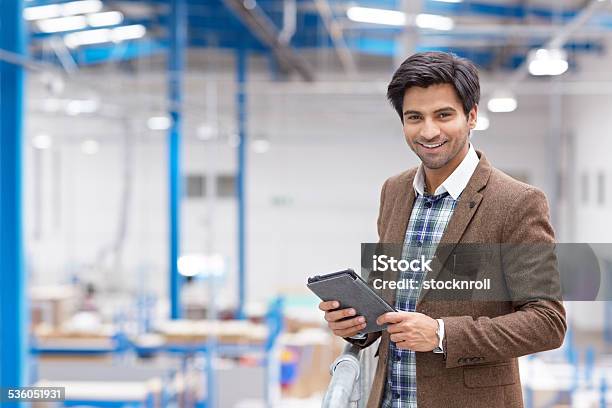 Glückliche Junge Geschäftsmann Mit Digitalen Tablet Im Warehouse Stockfoto und mehr Bilder von Indischer Abstammung