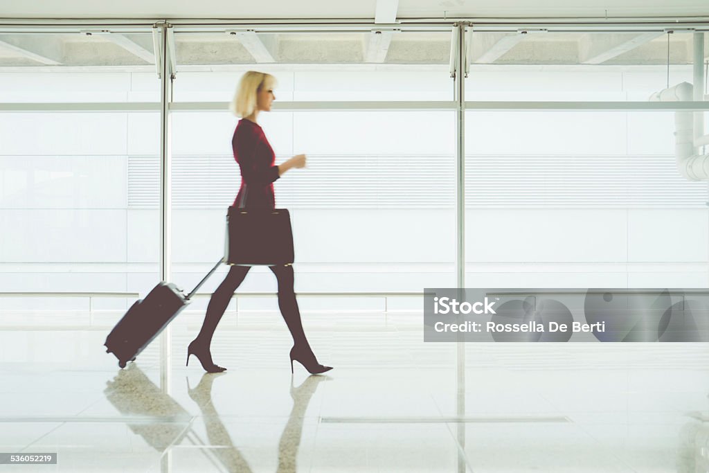 Geschäftsfrau am Flughafen - Lizenzfrei 2015 Stock-Foto