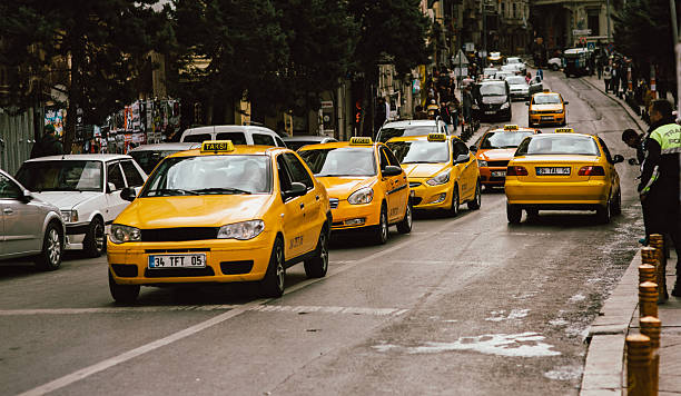yellow taxi in istanbul - beyoglu fotos stock-fotos und bilder