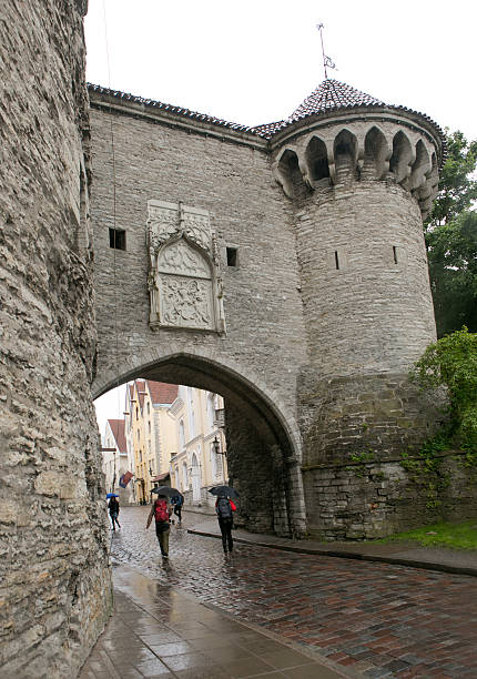 zu fuß zwischen alten gebäude in der altstadt von tallinn estland - estonia tallinn old ruin ruined stock-fotos und bilder