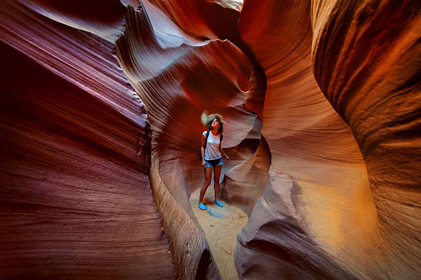 touristen in antelope canyon - lower antelope stock-fotos und bilder