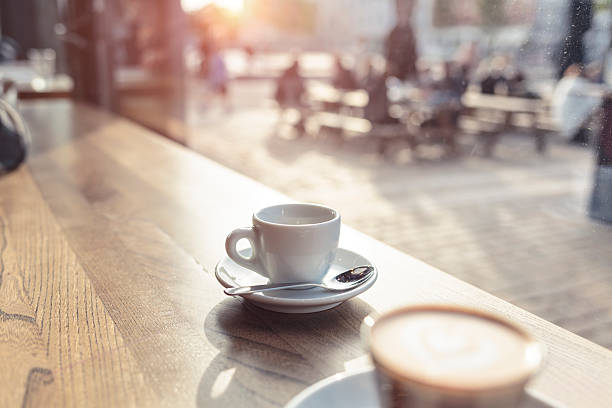 comptoir de bar avec vue sur la rue principale (copenhague, danemark) - coffee hot drink cup teaspoon photos et images de collection