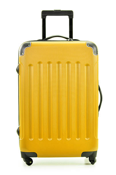 grande valise jaune en en polycarbonate seul sur blanc - luggage photos et images de collection