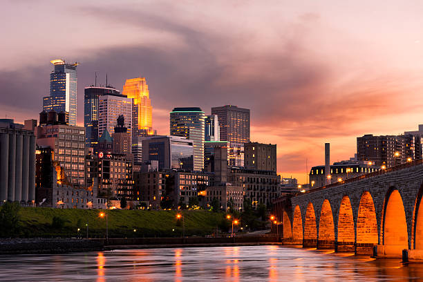 minneapolis, dans le minnesota - night cityscape reflection usa photos et images de collection