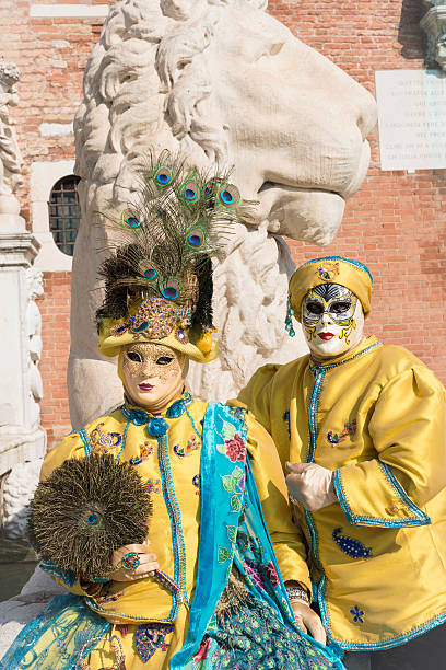 bella coppia di costumi di arsenale di venezia, italia, europa - venice italy editorial mardi gras performer foto e immagini stock