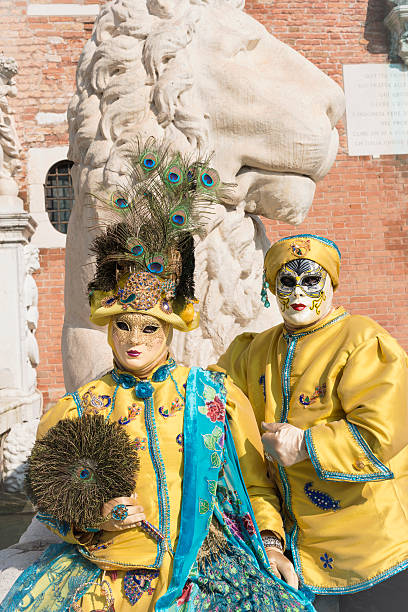 belo casal em trajes no arsenal, veneza, itália, europa - mardi gras carnival peacock mask - fotografias e filmes do acervo