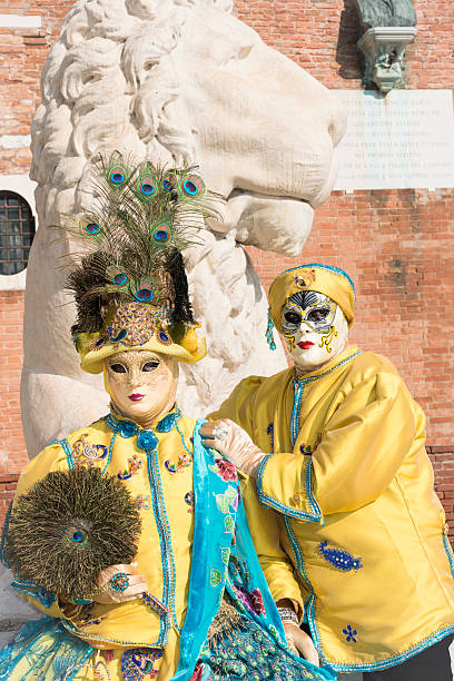 gold blue casal em trajes no arsenal, veneza, itália, europa - mardi gras carnival peacock mask - fotografias e filmes do acervo