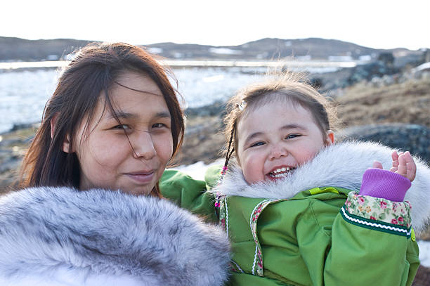 эскимос мать и дочь на остров баффин, квебек, канада. - inuit culture стоковые фото и изображения